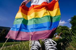 bijgesneden foto van jong vrouw met lgbt trots vlag.