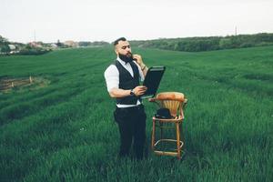 gebaard Mens voorbereidingen treffen naar scheren in de veld- foto