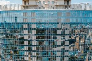 straat reflectie Aan glas staal gebouw facade foto