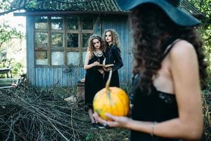 drie vintage vrouwen als heksen foto