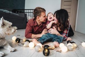 gelukkig familie zijn spelen samen Aan de verdieping foto