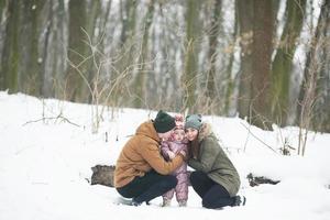 vader en mam met een weinig dochter in de park foto