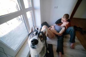 jong familie en hond foto