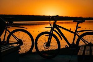 fiets Aan de achtergrond van een zonsondergang foto