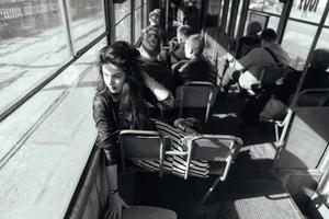 vrouw op reis binnen de tram foto