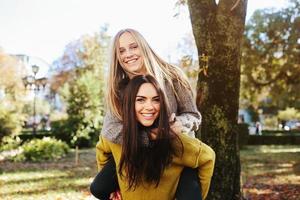 twee meisjes hebben pret in de park foto