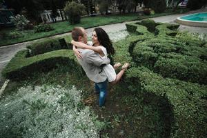 Europese jong paar knuffelen Aan de achtergrond van een mooi gebouw foto