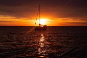 antenne visie van dar Aan boot Verzending in zee, zonsondergang foto