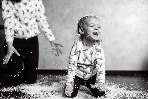 weinig meisje is spelen met schuim ballen foto