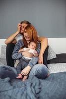 gelukkig familie met pasgeboren baby Aan de bed foto