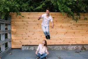 paar poseren Aan een achtergrond van de houten muur foto