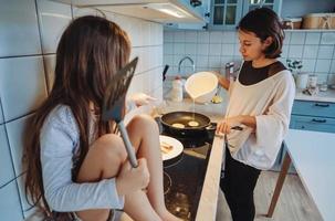 gelukkig familie koken samen in de keuken foto