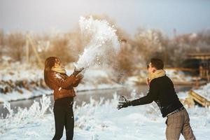 jong paar hebben pret in winter park foto
