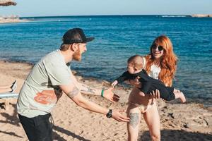 ouders spelen met hun weinig zoon foto