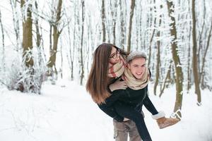 gelukkig paar speels samen in sneeuw park foto