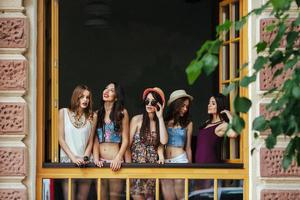 vijf mooi jong meisjes foto