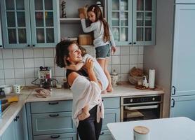 gelukkig familie hebben pret in de keuken foto