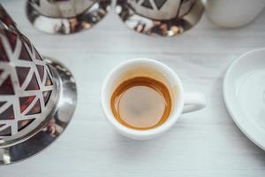 kop van cappuccino Aan de wit houten tafel. foto