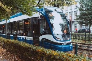 blauw stad trams in de herfst stad. foto