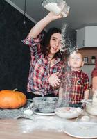 mam en weinig zoon in de keuken foto