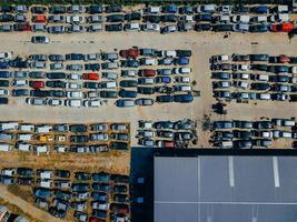 antenne visie van de groot auto dump foto