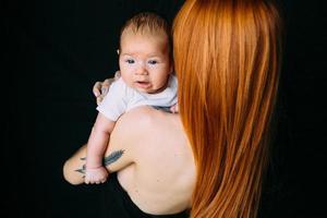 jong moeder vrouw Holding haar kind baby foto