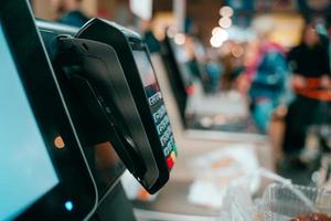 pos terminal in de winkel. klaar voor werk foto