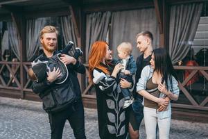 twee gezinnen met kinderen poseren Aan camera foto