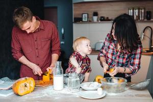 pa, mam en weinig zoon koken een taart foto