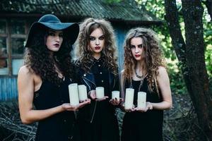 drie vintage vrouwen als heksen foto