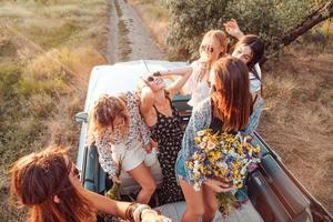 zes meisjes hebben pret in de platteland foto