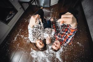 gelukkig familie spelen samen Aan de verdieping foto