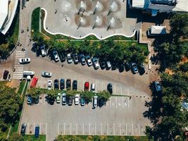 antenne fotografie van modern stad parkeren van bovenstaande. foto