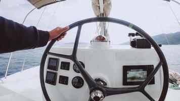 schip controle paneel met stuurinrichting wiel Aan de gezagvoerder brug foto