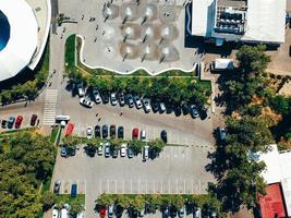 antenne fotografie van modern stad parkeren van bovenstaande. foto