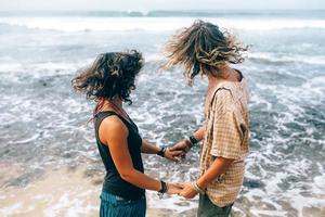 vent en meisje hebben pret Aan de strand foto