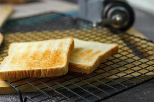 2 vers gemaakt toast gelegd uit en klaar naar dienen Aan de tafel. foto