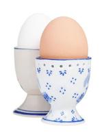 kant visie van bruin en wit gekookt eieren in cups foto