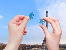 mannetje en vrouw handen met weinig puzzel stukken foto