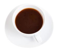 zwart koffie drinken in wit kop Aan schotel foto