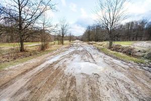 slecht land weg in vroeg voorjaar foto