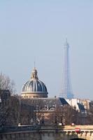 visie van eiffel toren door pont neuf in Parijs foto