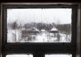 visie van Russisch dorp door beneveld venster foto