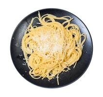 pasta met boter en kaas Aan zwart bord uitknippen foto