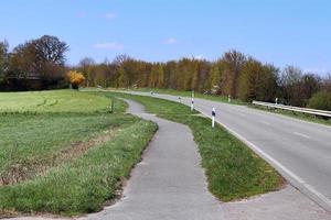 mooi visie Aan platteland wegen met velden en bomen in noordelijk Europa foto