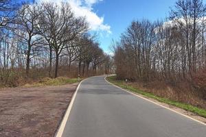 mooi visie Aan platteland wegen met velden en bomen in noordelijk Europa foto