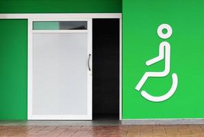 gehandicapten toilet met icoon en groen muur in gas- station foto