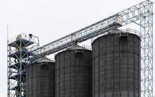 groot silo opslagruimte tank voor industrieel fabriek foto