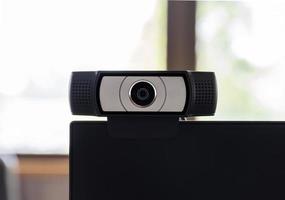 dichtbij omhoog camera webcam geïnstalleerd Aan de computer scherm foto