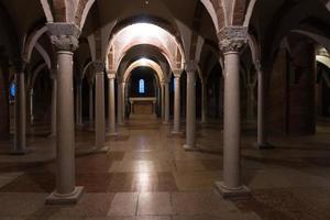 nonantola, italië-februari 6, 2022-bezoek binnen de abdij van nonantola in de provincie van modena toegewijd naar san silvestro foto